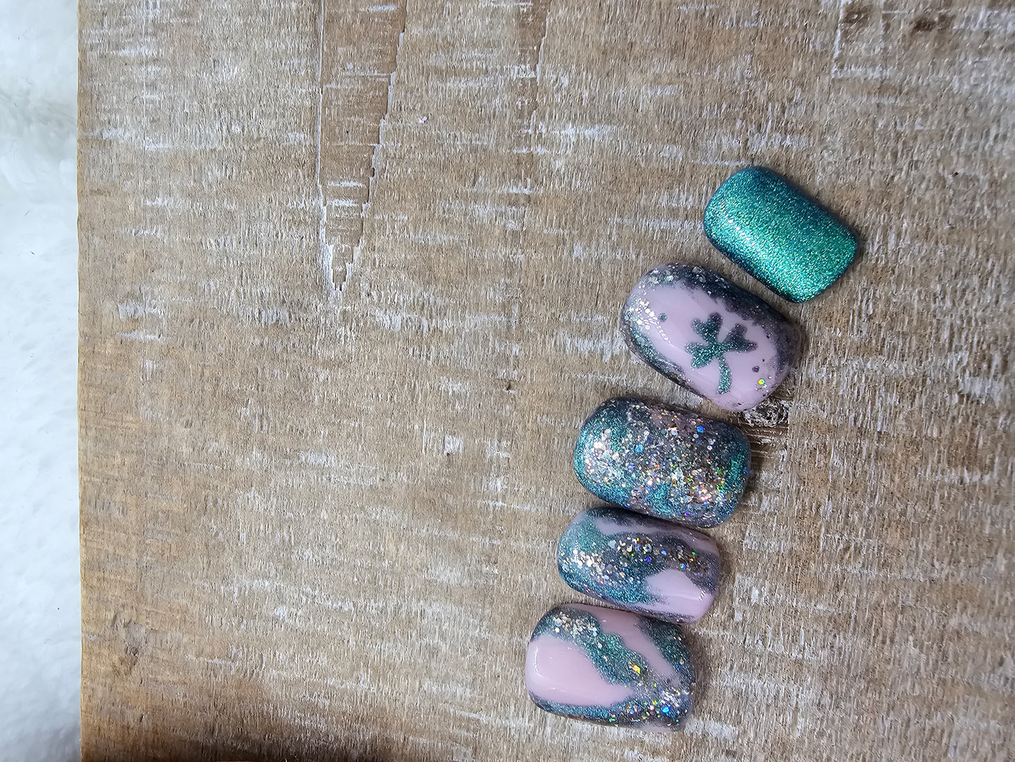 Cat eye clover