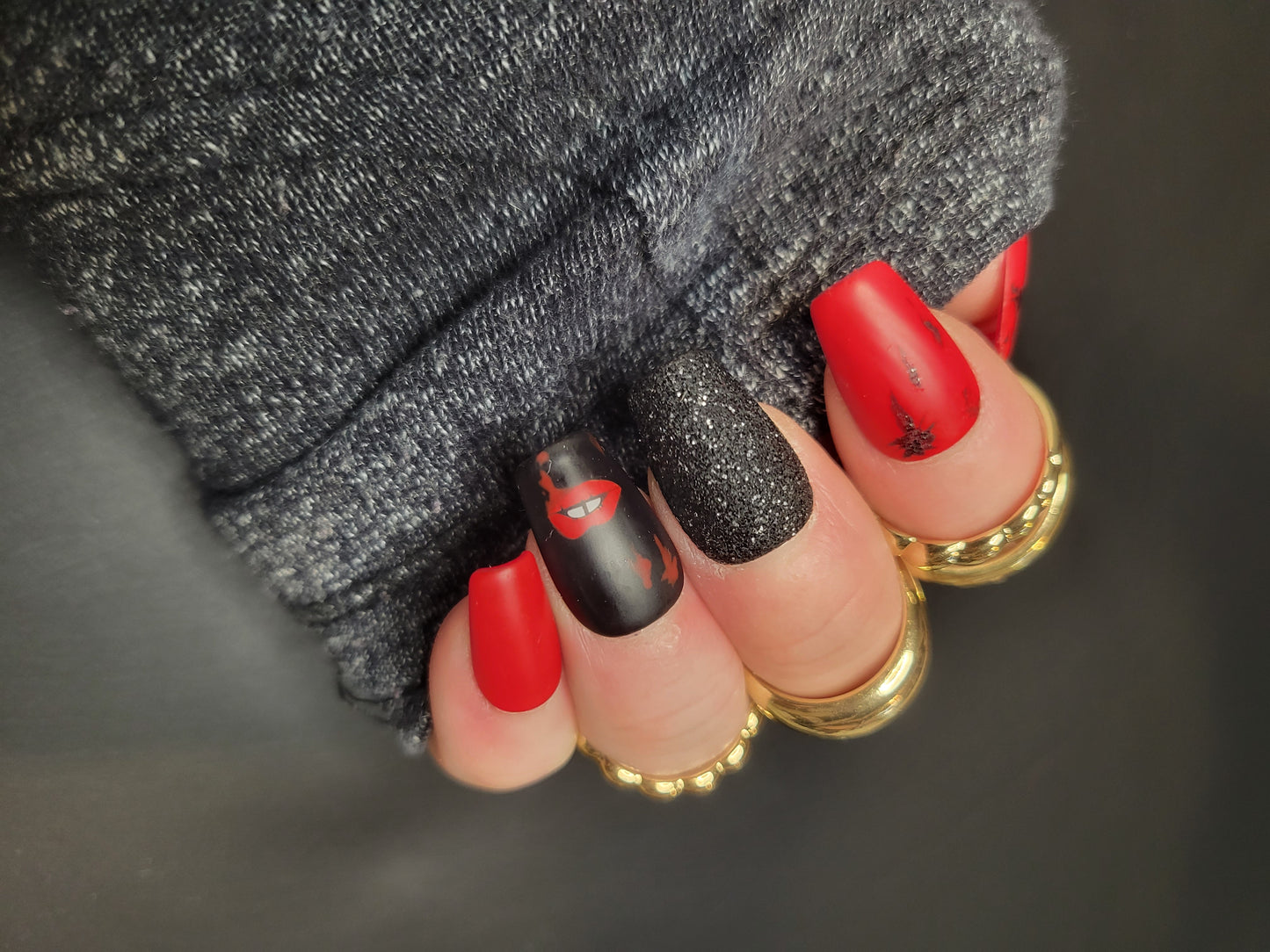 Red & Black "Kiss me"