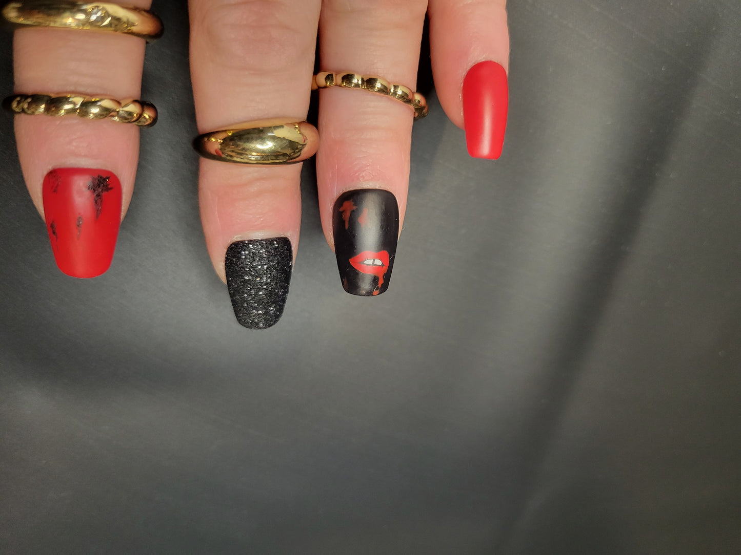 Red & Black "Kiss me"